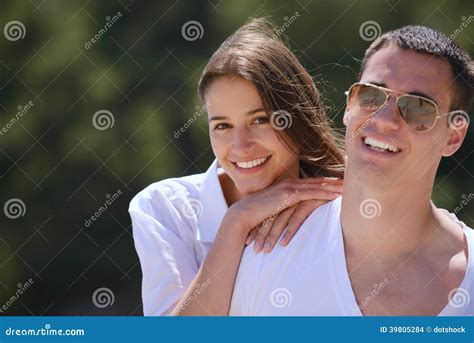 Les Jeunes Couples Heureux Ont Lamusement Sur La Plage Photo Stock