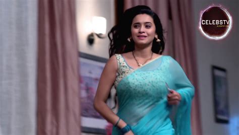 Sexy Tv Actress Shivani Surve Aka Vividha Hot Navel Show In Transparent Sari