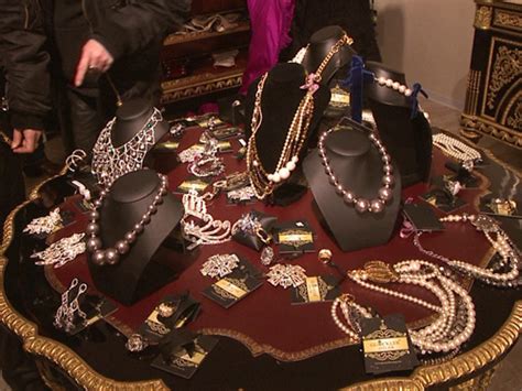 Harald glööckler pompöös mode, bettwäsche, creme, tapeten, schmuck, möbel, kosmetik online shop & outlet store. Harald Glööckler Store | TIKonline.de