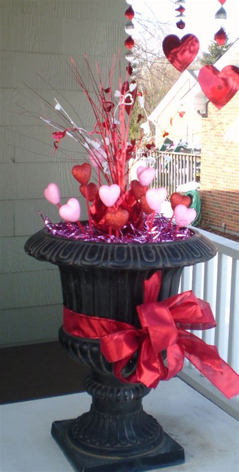 The day of those who are in love is coming soon, the valentine day is coming soon. Valentine's Outdoor Decoration Ideas - family holiday.net ...