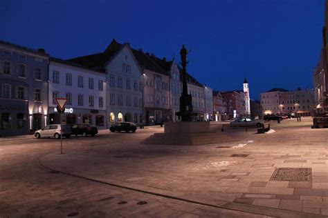Eggenfelden Town Square Lamp