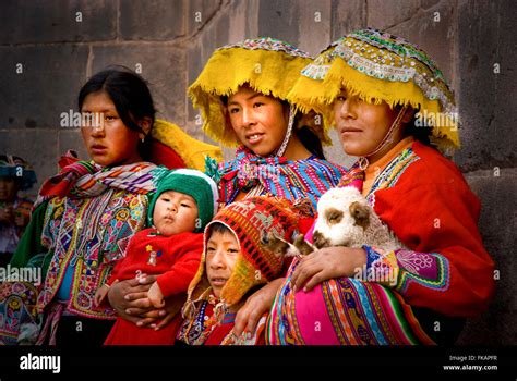 Peru Indigenous Woman Stock Photo Alamy