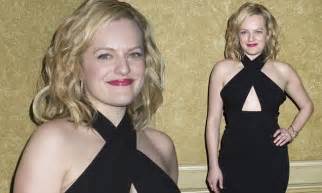 elisabeth moss flashes cleavage for premiere of the heidi chronicles daily mail online