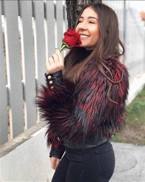 Nicole cherry a lansat o nouă piesă catchy la mijloc de toamnă, \. Nicole Cherry a iesit cu fetele - WOWBiz