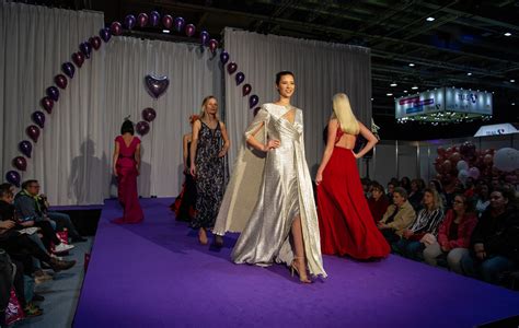Wunderschöne brautmode und hochzeitskleider für das richtige hochzeitskleid (brautkleid oder modisches outfit) gibt es keinerlei vorschriften. Impressionen