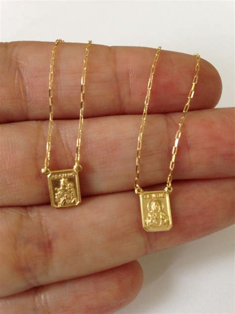 It first appeared as the titular weapon in ian fleming's posthumously published novel, the man with the golden gun. Escapulário Em Ouro 18k 60cm Dupla Face Goldart - R$ 690 ...