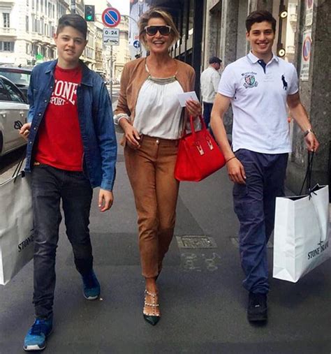 Insultò su instagram il suo avvocato per la parcella. Simona Ventura, passeggiata con i figli a Milano, felice ...