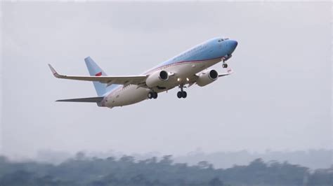 Jun 10, 2021 · melansir dari cnn, kamis (10/6/2021), sebelumnya boeing menandatangani kesepakatan senilai $3,9 miliar atau sekitar rp 55,7 triliun untuk pesawat kepresidenan air force one dengan angkatan udara as pada 2018. Pesawat Kepresidenan Indonesia Take Off Dari Bandara DEO ...