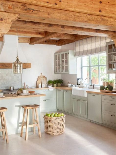Una manera de ahorrar muchos lugares donde almacenar son los muebles de cocina altos y con diversas cestas para que de esta forma podamos guardar mayor cantidad de componentes,puedes colocar en una pared la mayoría de. Kuchnia w stylu rustykalnym - jak urządzić? Dodatki i ...