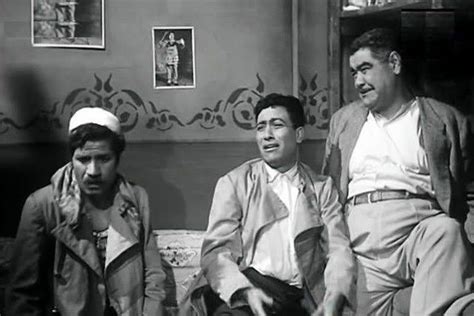 يعثر كمال صدفة على رسالة غرامية في حقيبة والده رمضان السكري يصرّح فيها عن نيته الزواج بامرأة أخرى غير والدته، فيقرر كمال وإخوته التكاتف للمرة الأولى لمنع أبيهم من تنفيذ خطته باستخدام حيلهم المبتكرة. كان أهلاوي متعصب وحصل علي درع في الملاكمة.. عاني من ...