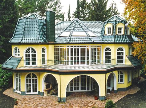 Mit kaffeebohnen oder erde garnieren. Haus mit Mansarddach bauen, Villen, Architektenhäuser