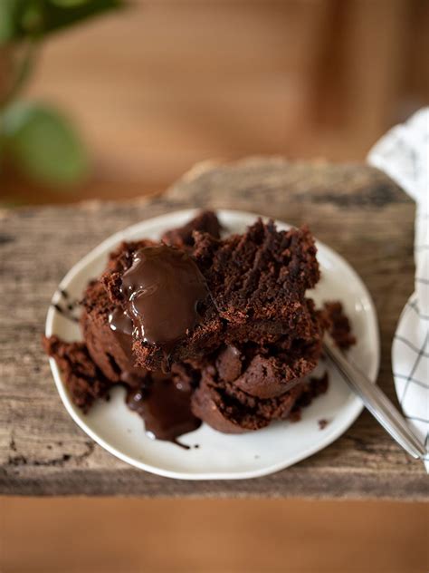 Mehl, backpulver, schokoladepulver und nüsse mischen, mit der milch unter die masse rühren. Rezept für veganen, saftigen Schokoladenkuchen aus der ...