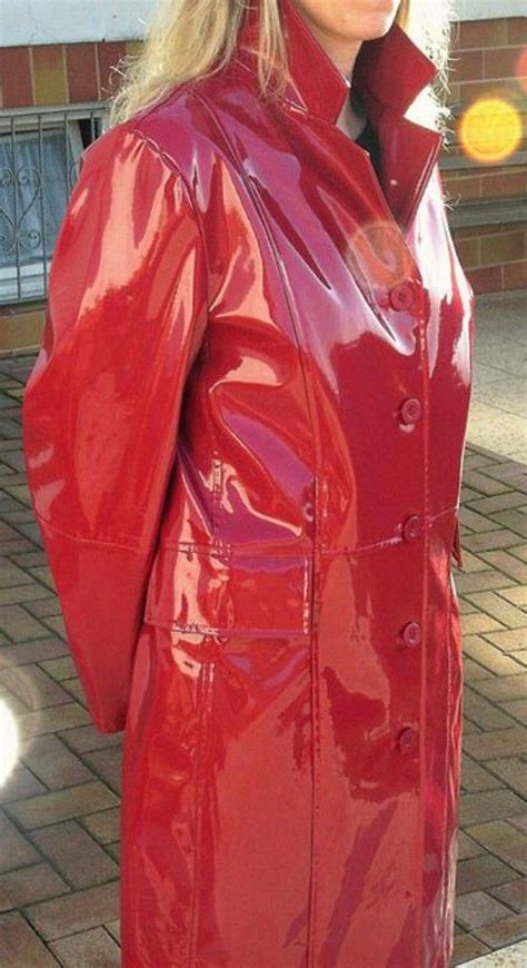 pin von rebecca orlowski auf pvc coats red roter regenmantel damen regenmäntel regenmantel