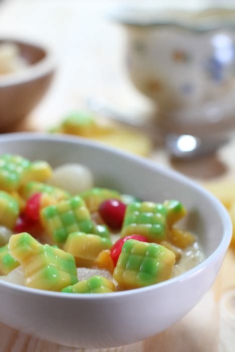 Puding kastard berkuah koktail berkrim tepung kastard • air • sb gula perang molasses • koktail buah (asingkan syrup dan buah) • susu sejat • air • sb susu pekat • sb tepung kastard 1 jam PUDING KASTARD BERKUAH Versi Lebaran... - masam manis