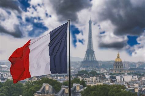 La bandera de francia es tricolor, donde los colores se disponen de madera vertical, formando tres franjas. Bandera de Francia História y Significado de sus Colores | Bandera de francia, Historia de ...