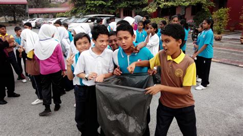 Gotong royong di lingkungan tempat tinggal, contohnya : Sekolah Kebangsaan Seri Mutiara: Gotong Royong Bebas Denggi