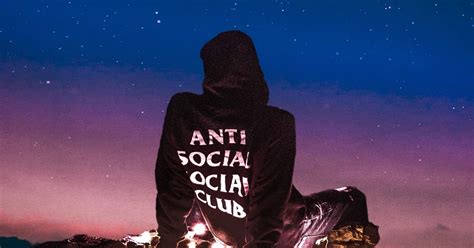 No diseña ni trabaja sus patrones, pero cada una de sus piezas se agota en cuanto sale a la venta. Anti Social Social Club