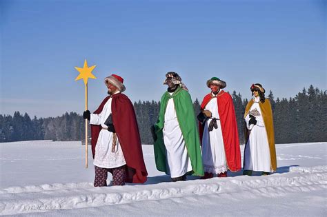 Viele christen feiern die heiligen drei könige und spielen sie in gottesdiensten oder auf paraden nach. Die Sternsinger im tiefverschneiten Rupertiwinkel