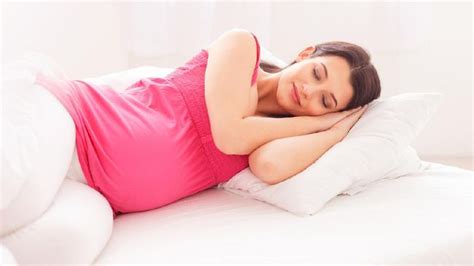 Posisi Tidur Yang Tepat Saat Ibu Hamil Muda Alami Pendarahan