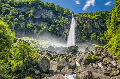 Foroglio Wasserfall Mit Schweizer Alpen Im Bezirk Tessin Bavona Tal