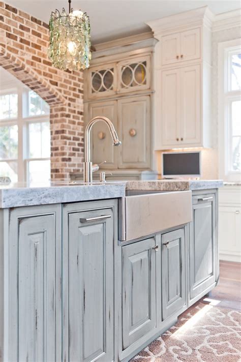 Hgtv has inspirational pictures, ideas and expert tips on distressed kitchen cabinets to help you achieve the look of another place and time. Dove Studio | House of Turquoise