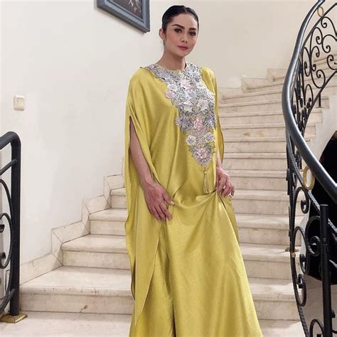 Penyebabnya karena john mengingatkan shandy aulia sebagai public figure yang terkadang berpakaian seksi bisa saja menjadi bahan perundungan. Selain Shandy Aulia, 5 Artis Cantik Ini Melahirkan di Atas ...