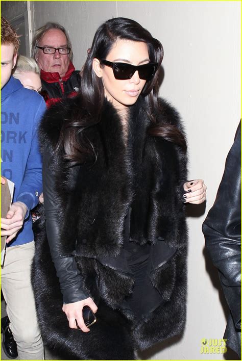 Photo Kim Kardashian Autograph Signing At Lax Airport 07 Photo
