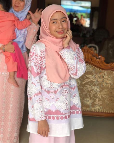 Mia stands at a height of 5 feet 3 inches tall and weighs about 52 kg. Mia Sara Nasuha di Instagram: "My 2nd Raya be likeeee ...
