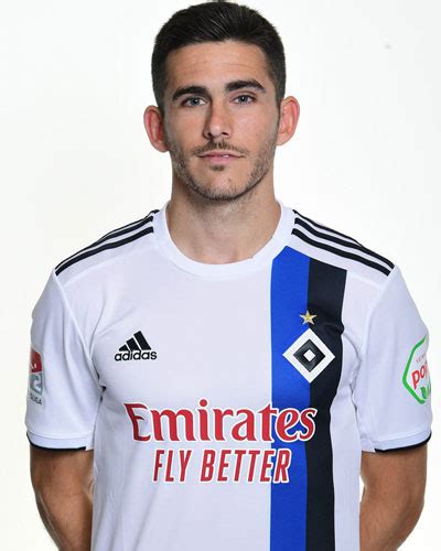 Miguel de la fuente (cd leganés) remate con la derecha desde el centro del área. Jairo