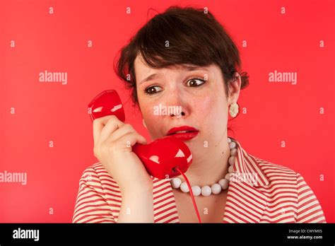Mujer Llorando Mientras Tiene Una Triste Llamada Telefónica Fotografía