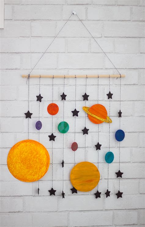Although our solar system mobile is an arts and craft activity, there are many learning opportunities along the way. DIY Space Mobile Craft - Honeybear Lane