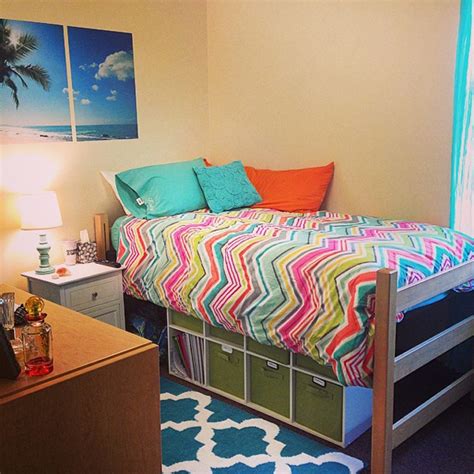 The simple design and decor is one of the best dorm room ideas for guys who just want the minimum while also saving the most amount of space. 20 Comfortable Dorm Room Ideas | HomeMydesign