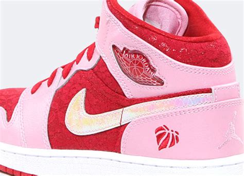 The strangelove nike sb is at the top of the best sneakers to release so far in 2020 and fans definitely fell in love with the silhouette and colorway. Air Jordan 1 Mid Premium GS "Valentine's Day ...
