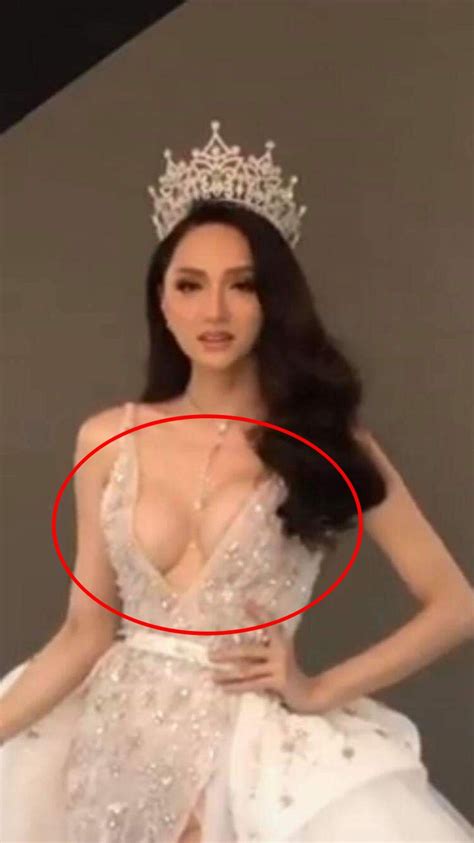 Hoa Hậu Hương Giang Thật Sexy Trong Bộ Váy Trắng Nhưng Có Gì Kỳ Lạ Thế Này