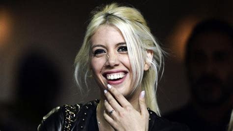 Psg'nin golcü futbolcusu mauro icardi'nin hem eşi hem. Wanda Nara, tutto sulla moglie agente di Mauro Icardi - Calcio News 24