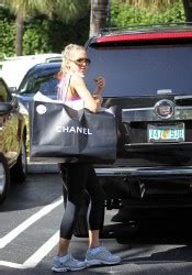 Prosím o vypnutí adblocku a načtětu tuto stránku znovu. Anna Kournikova in Spandex Shopping at Bal Harbour in ...