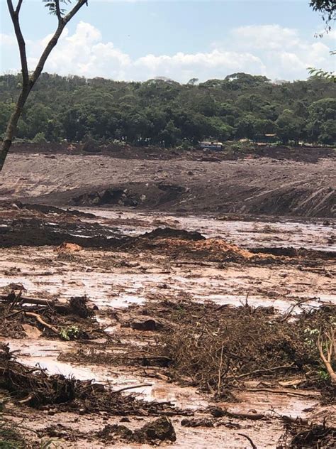woman dragged from mud after brazil dam collapse metro news