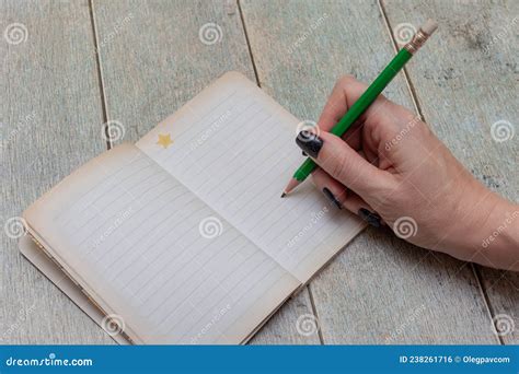 Une Femme écrit Avec Un Crayon Dans Un Cahier Photo Stock Image Du