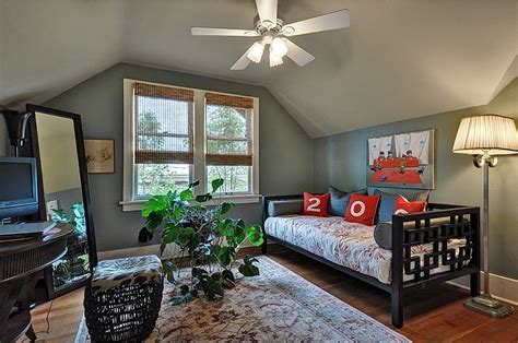 A home office with a murphy bed that folds away is obviously the perfect solution for those who wish to build a lovely guest bedroom. idea for office/2nd guest room. great set up. | Guest ...