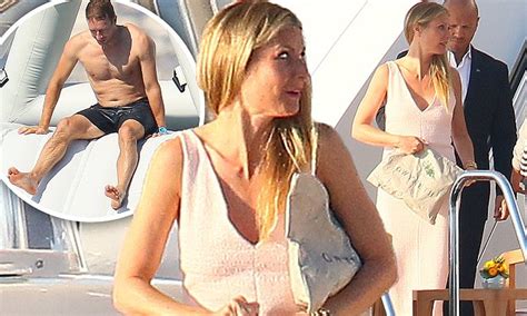 Gwyneth Paltrow And Ex Chris Martin Enjoy Friendly Holiday Daily Mail Online