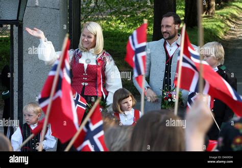 Kronprinz Haakon Norway R Und Seine Frau Prinzessin Mette Marit Von Norwegen L Uhr Mit
