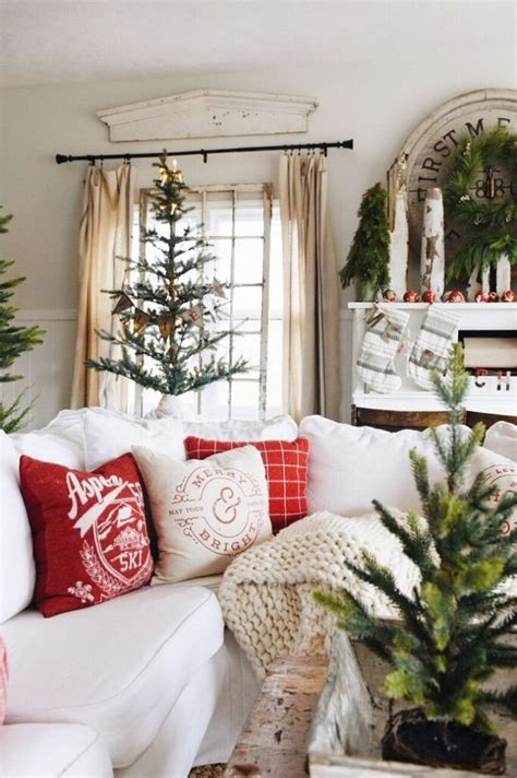 So when christmas comes we really enjoy turning it into a wonderland of holiday decorations. The Best Cozy Cottage Christmas Decor | Christmas living ...