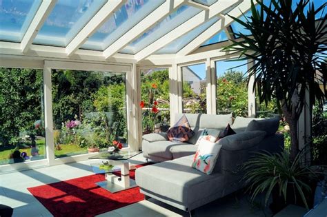Der wintergarten ist zwar ein raum, in dem man sich gern aufhält, aber zum wohnen benötigt man ihn nicht unbedingt. Moderner Wintergarten als Wohnzimmer - Scandinavian ...
