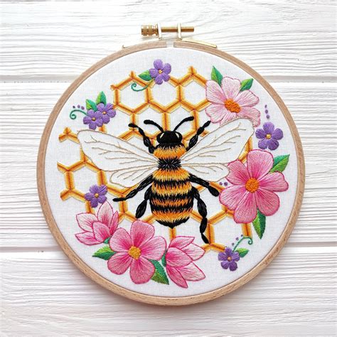 Hand Embroidery Pattern Queen Bee Digital Download Pdf Etsy Denmark