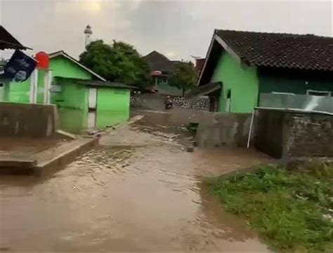 Hujan Deras Sejak Siang Hari Sejumlah Rumah Di Bandar Lampung Terendam