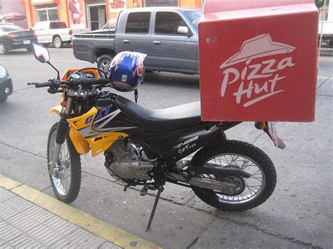 Bij een wel heel aparte groep mensen. Pizza Hut Motorcycle in La Cebia, Honduras | Pizza hut ...