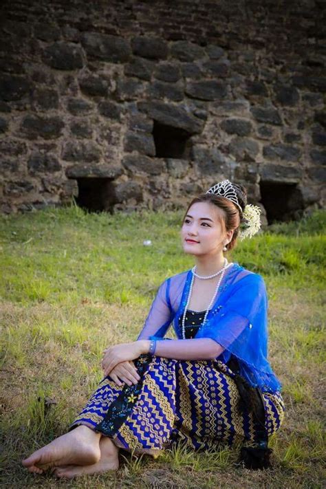 Pin By June On Rakhine Traditional Dress Traditional Dresses Rakhine