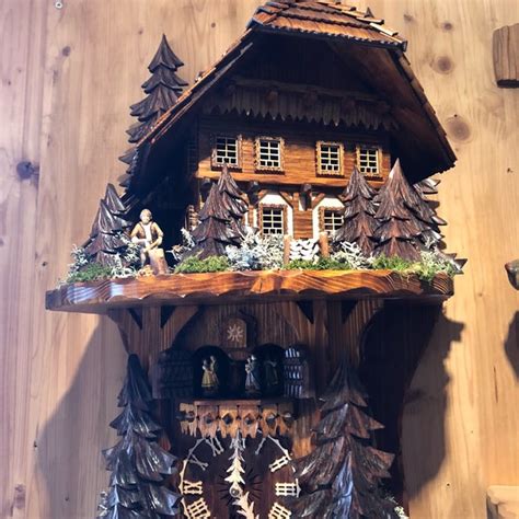 A glockenspiel bashes out melodies and a cuckoo greets his fans with a hopelessly croaky squawk on the hour at the kitschy house of 1000 clocks, a wonderland of clocks from traditional to trendy. Fotos bei Haus der 1000 Uhren - Triberg im Schwarzwald ...