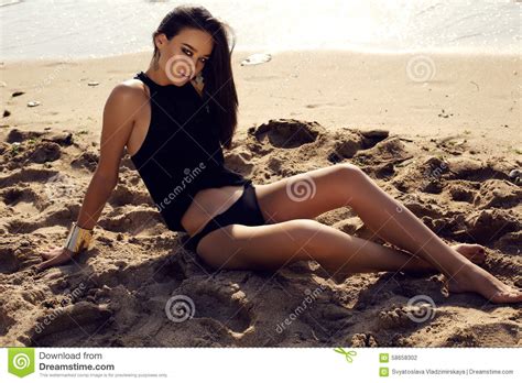 Sexy Meisje Met Donker Haar En Het Gelooide Huid Stellen Op Strand