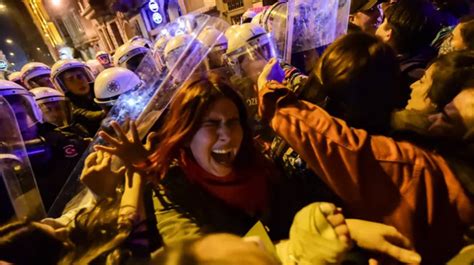 Turkish Police Use Tear Gas In Istanbul To Disperse Women S Day Crowd